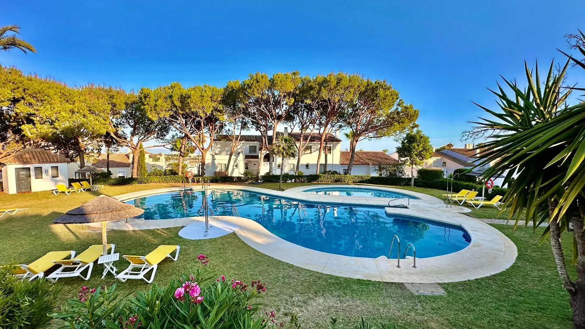 Magnifique Town House 2 Ch , 2 Sdb Sur Un Golf Villa Estepona