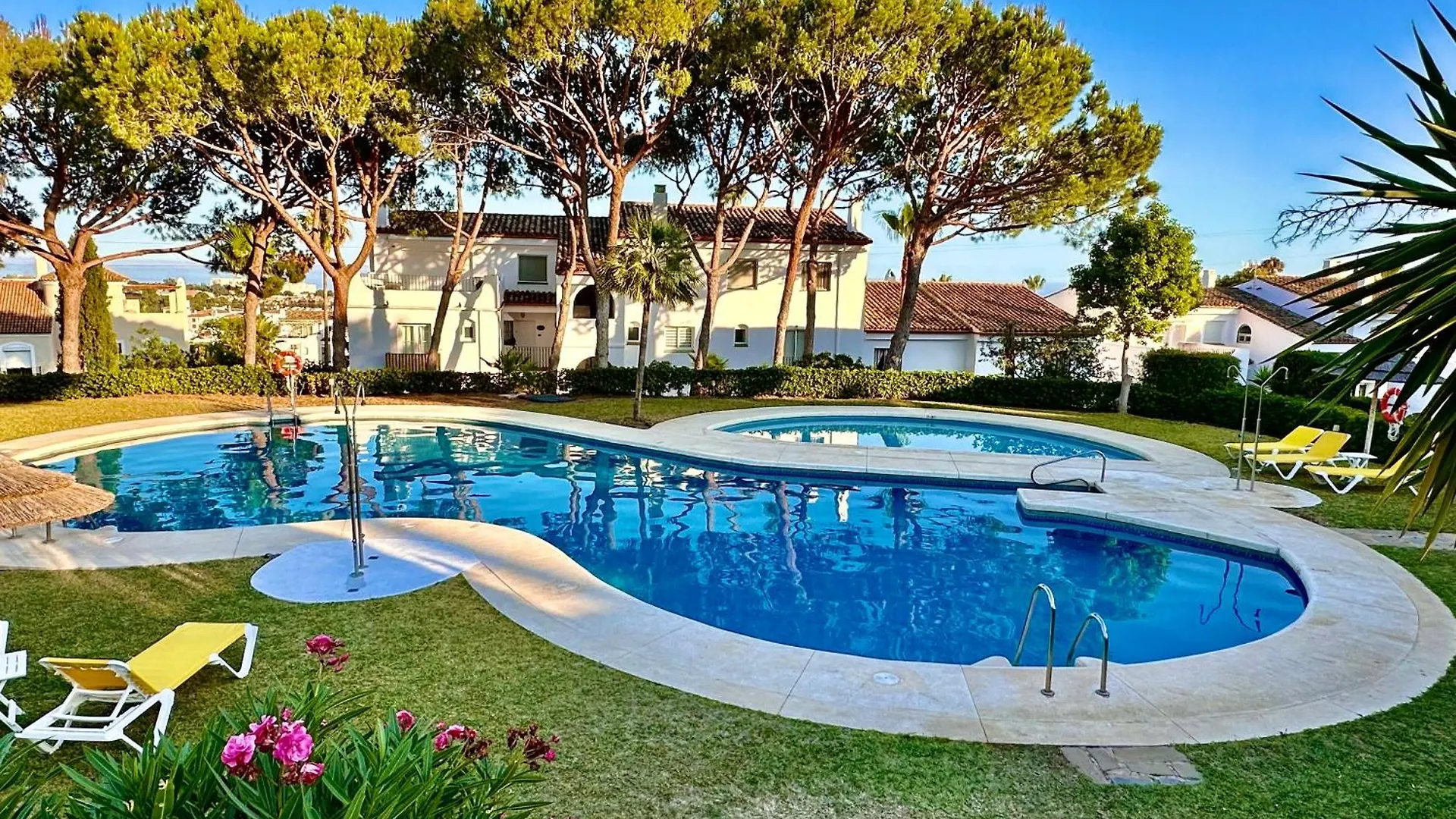 Holiday home Magnifique Town House 2 Ch , 2 Sdb Sur Un Golf Villa Estepona
